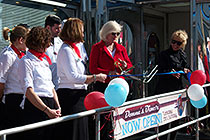 Donna´s Diner Grand Opening: Ribbon Cutting